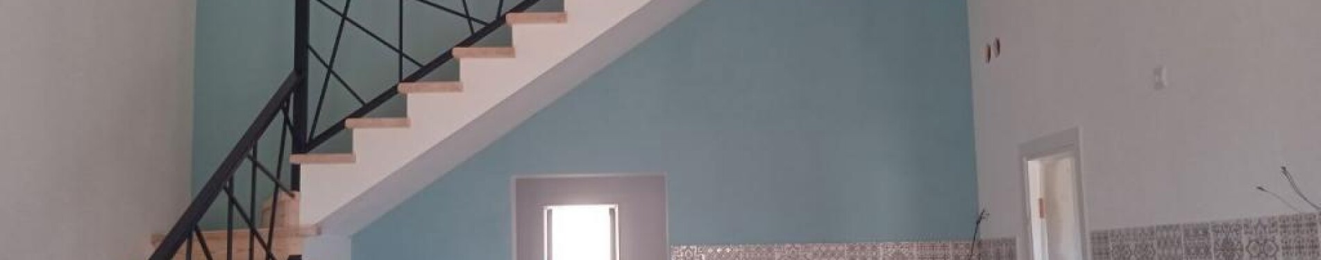 Заканчиваем внутреннюю отделку в прекрасном доме с двусветной гостиной